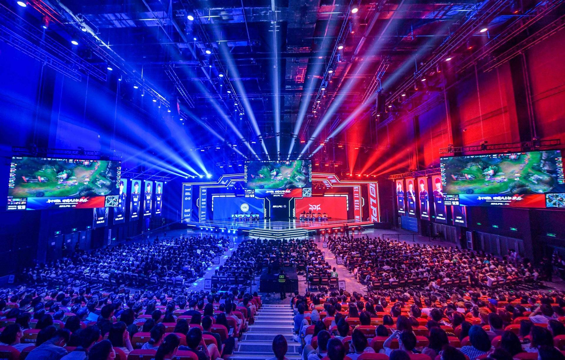 他凭借冷静 他凭借冷静